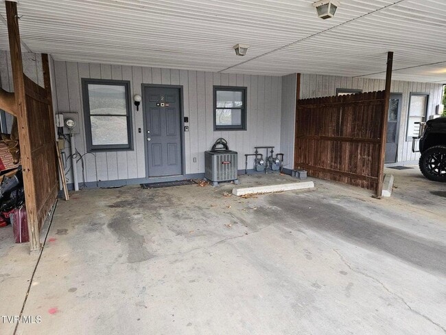 Building Photo - 202 Oakcrest Cir