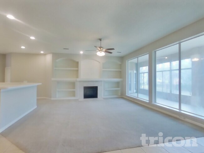 Foto del edificio - 1648 Country Walk Dr