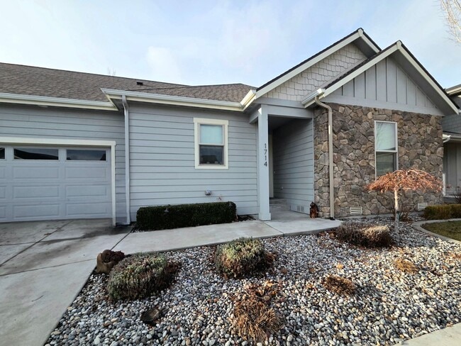 Building Photo - 1712/1714 Danny Boy Ln. Duplex