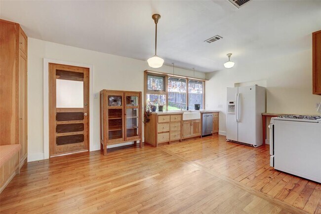 Building Photo - 2204 De Verne St