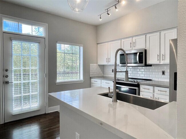 Foto del edificio - 15200 Memorial Dr