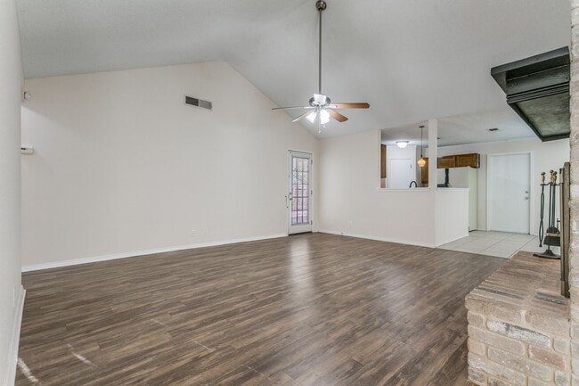 Building Photo - 2-BEDROOM HOME IN LARKSPUR WITH SWIMMING P...