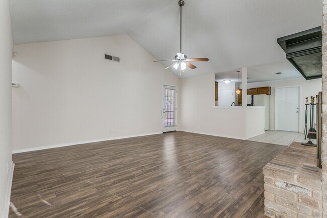 Foto del edificio - 2-BEDROOM HOME IN LARKSPUR WITH SWIMMING P...