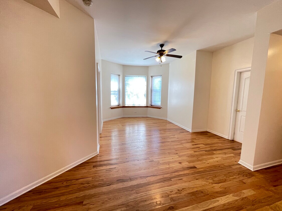 LIVING ROOM - 1410 W Wilson Ave