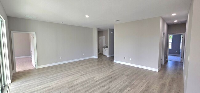 Foto del edificio - NW Palm Bay 4-Bedroom, 3-Bath Corner Lot.