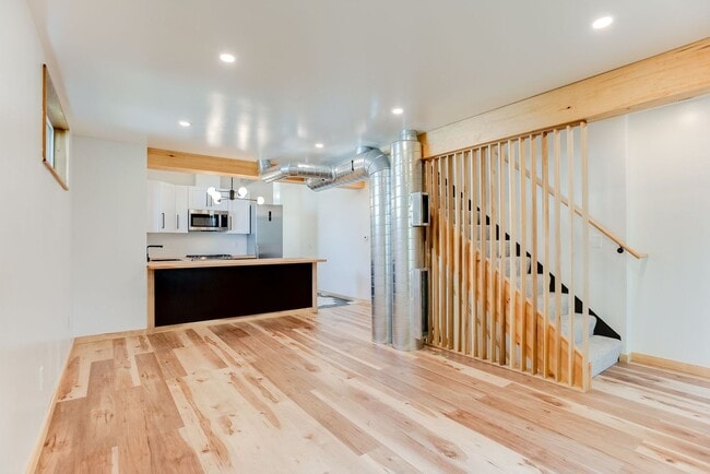 Building Photo - Gorgeous 2 bed, 2 bath 1 garage home in Li...