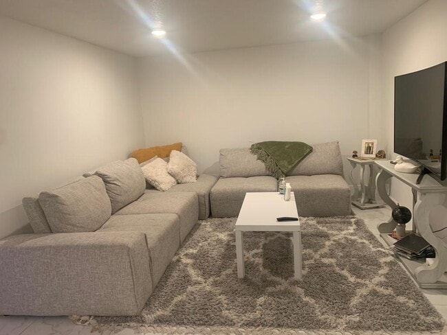 Fotografía del edificio - 1701 W Cluster Ave