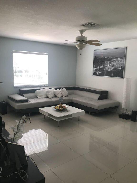 Foto del edificio - 3213 Pinehurst Dr