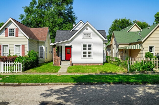 Building Photo - 906 Villa Ave