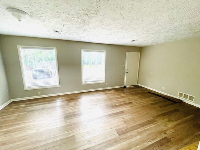 Building Photo - ** 3 bed 1 bath located in Forest Hills **...