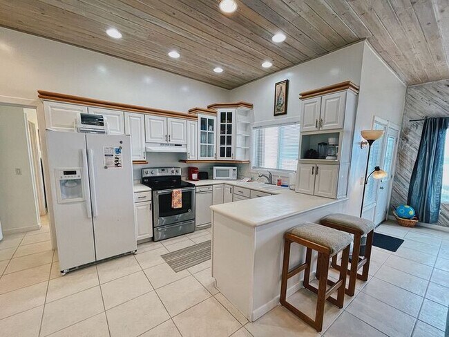 Building Photo - Oceanfront Furnished Vacation home 4 bedro...