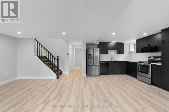 Building Photo - 207 Lillian Crescent