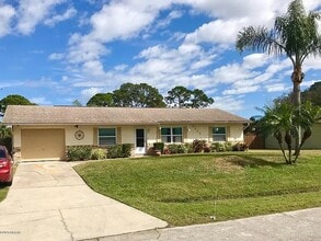 Building Photo - 3325 Queen Palm Dr