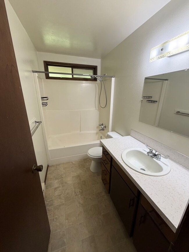 Building Photo - 1 Bed / 1 Bath Apartment in the Heart of Centralia