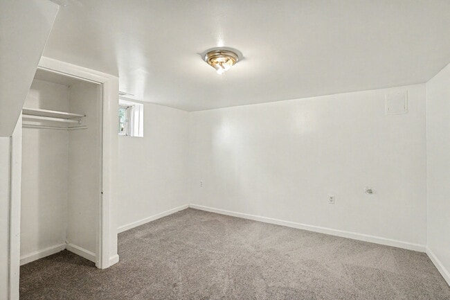 Foto del edificio - 6120 Otis St