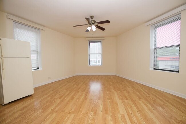 Foto del edificio - 3335 W Diversey Ave