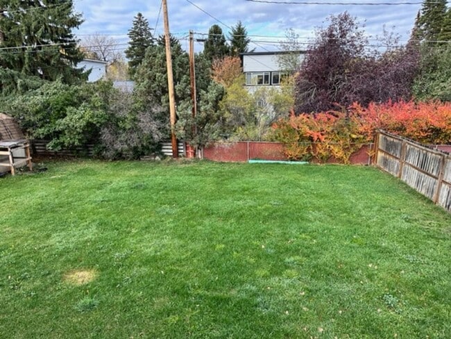 Building Photo - Spacious 6BD 2BA House