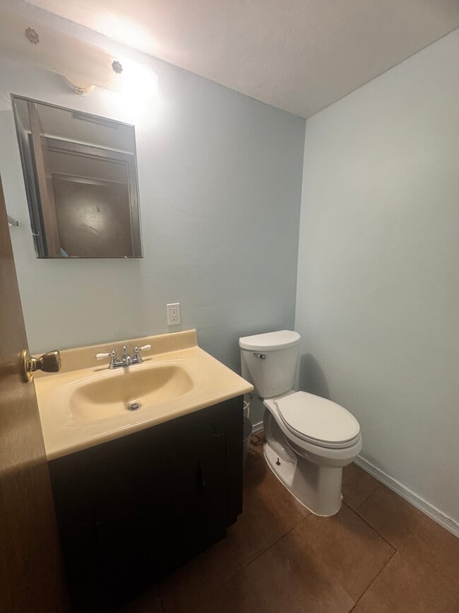 Building Photo - 570 Jamestown Ct