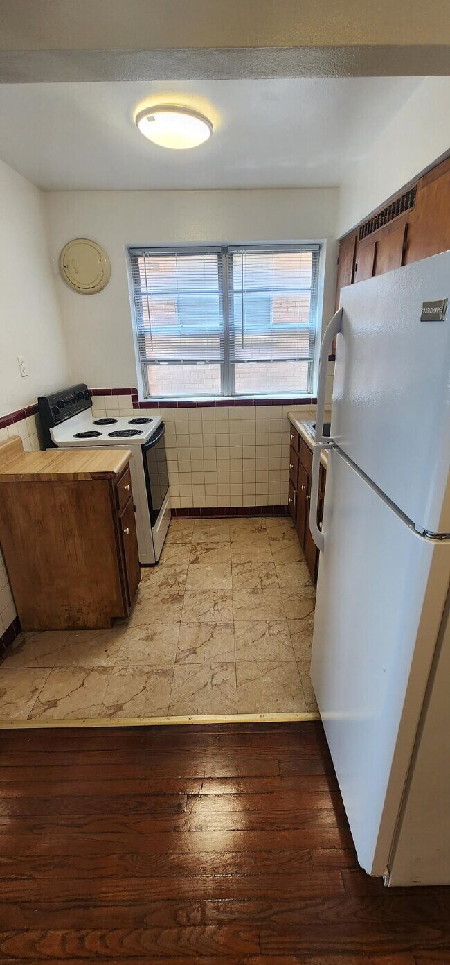 Foto del edificio - Charming 1-Bedroom Apartment with Bonus Room & Refinished Hardwood Floors