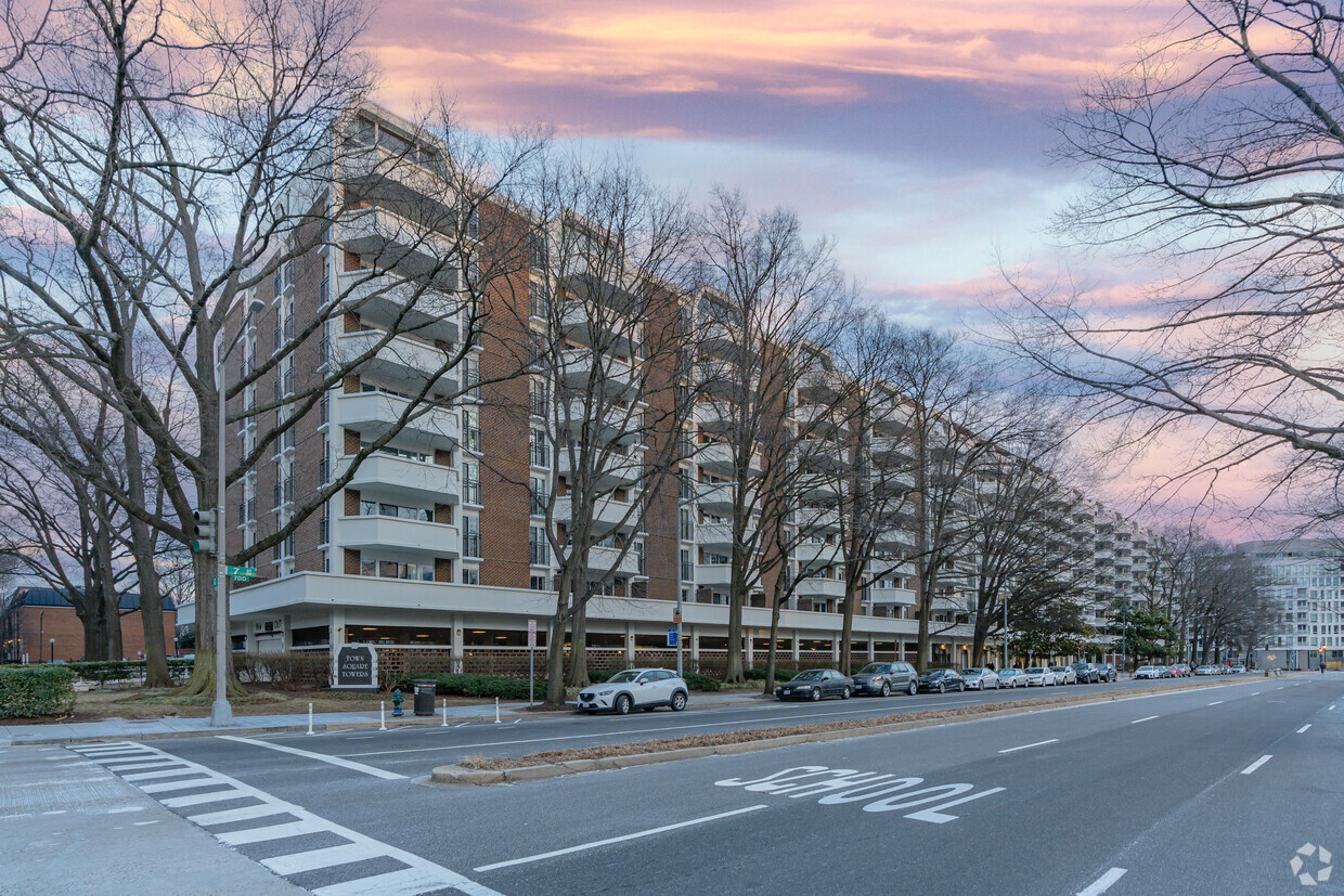 700 7th St SW - Town Square Towers