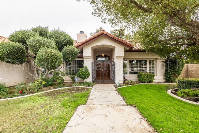 Foto del edificio - 4 Bedroom/2.5 Bath Home with Paid Solar and a Pool - $2950 Per Month!