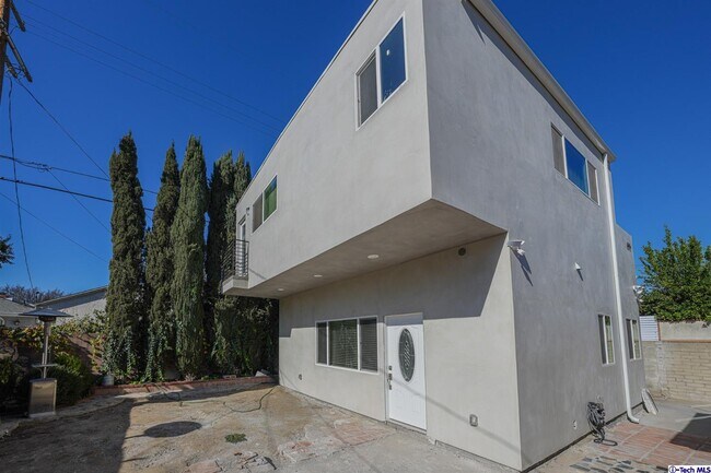 Foto del edificio - 6315 Beeman Ave
