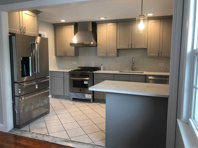 Foto del edificio - 273 Old Westbury Rd