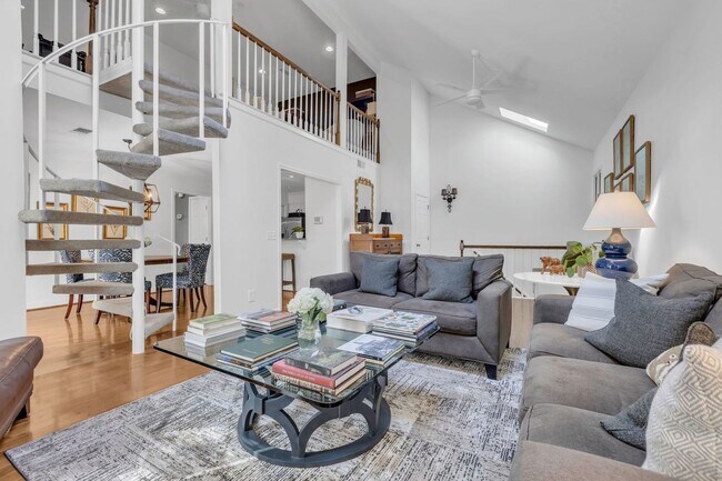 Building Photo - Updated 2 Bedroom Townhome w/ Easy Access ...