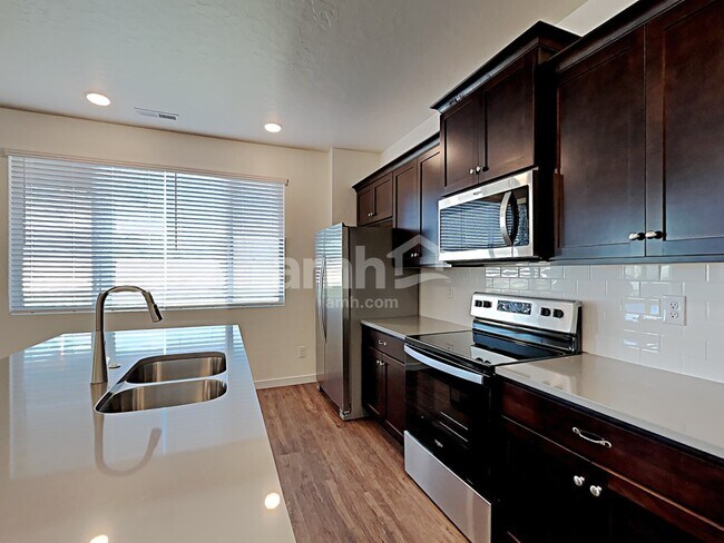 Building Photo - 898 N Garnet Creek Ave