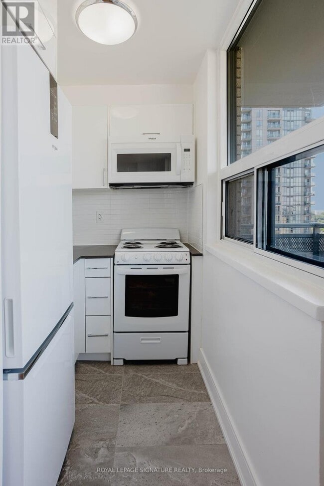 Building Photo - 1500-1500 Bathurst St