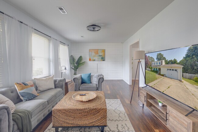 Foto del edificio - 302 Lampros Ct