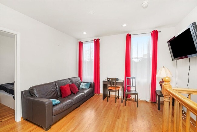 Building Photo - 624 S Oakley Blvd