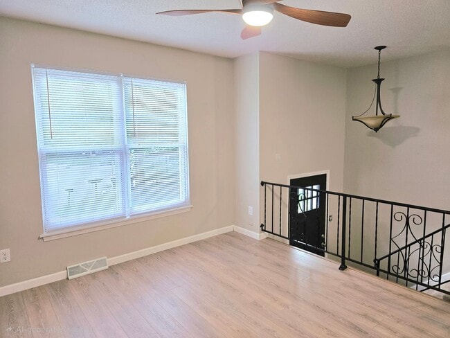 Building Photo - 5814-5816 NW Walnut Ct