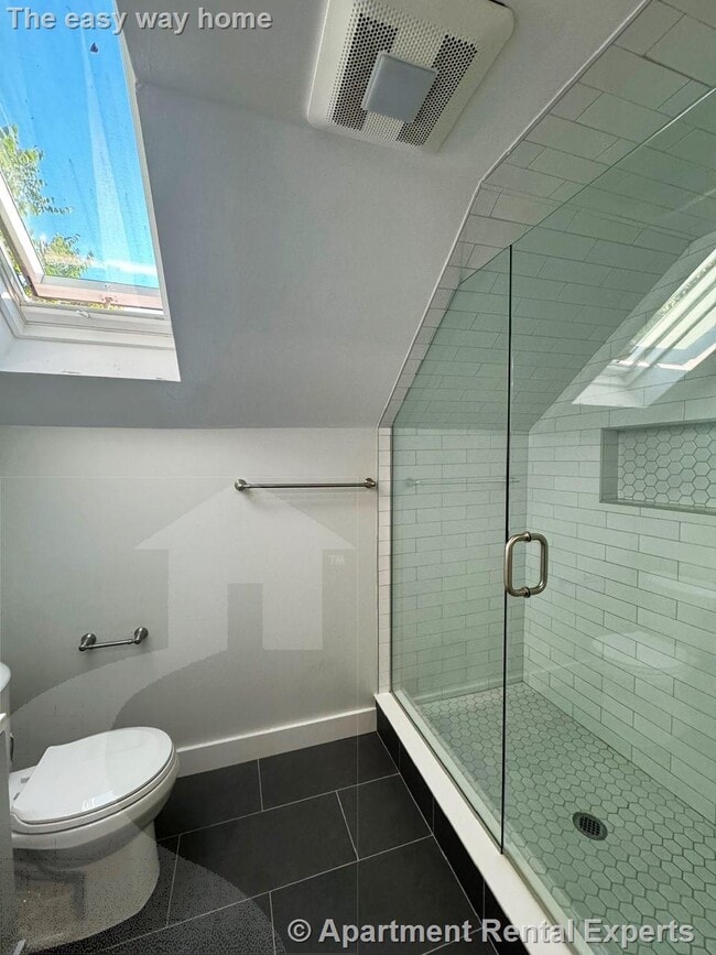 Building Photo - Huge Two Level * DW * In-unit Laundry * Pa...
