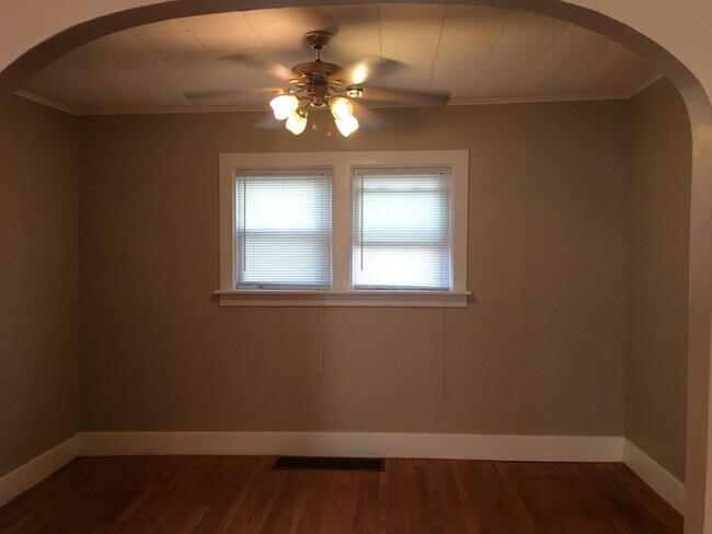 Foto del edificio - Gorgeous 5 bedroom 2 bath located on friendly neighborhood for rent!!!