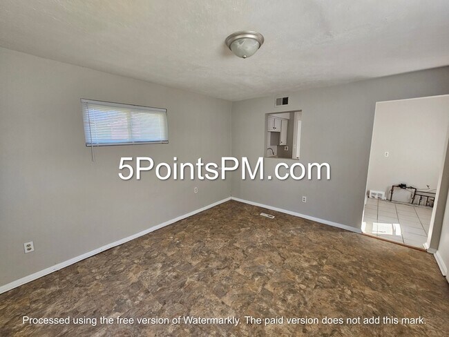 Foto del edificio - 4424 E 158th St