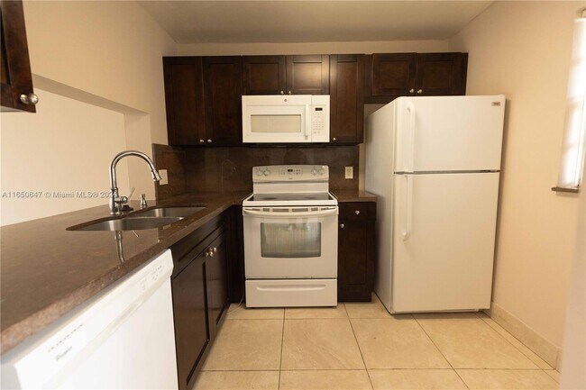 Building Photo - 9460 Poinciana Pl