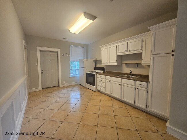 Foto del edificio - 2355 W Grand Ave