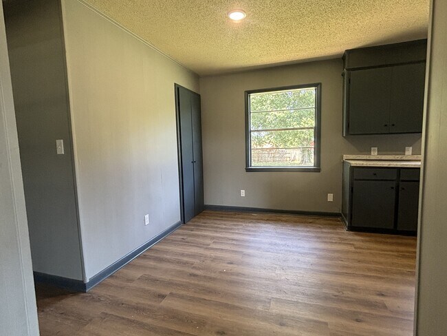 Foto del edificio - 2702 W Commercial St