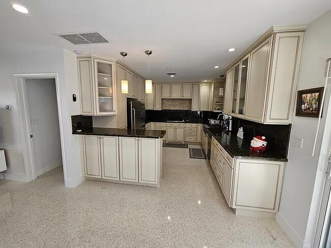 Building Photo - 406 Venetian Dr