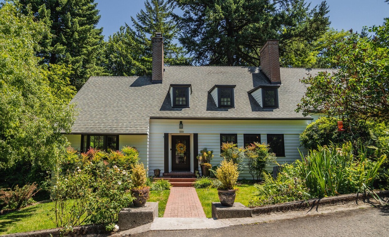 Foto principal - Luxurious Portland Heights home tucked awa...