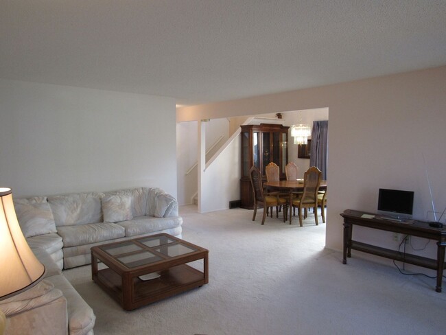 Foto del edificio - Spacious Townhome with main floor bedroom ...