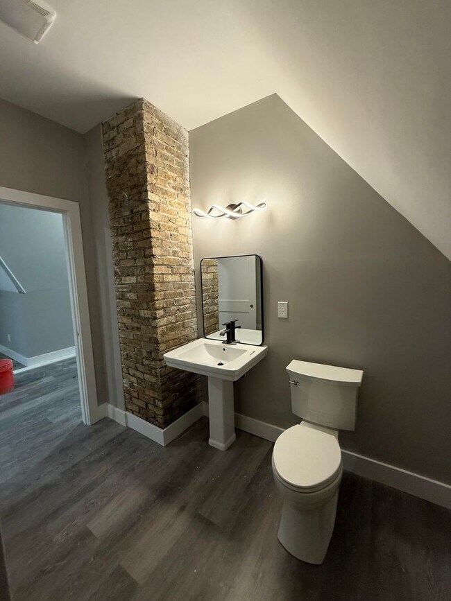 Foto del edificio - Frederick Upper Flat with 2 bathrooms!