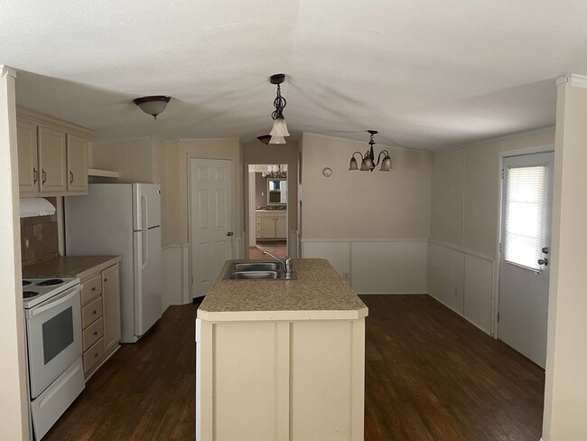 Building Photo - Blanchard 2 Bed 2 Bath Updated Home