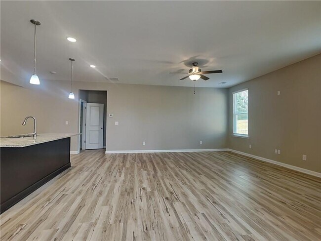 Foto del edificio - 153 Everett Sq