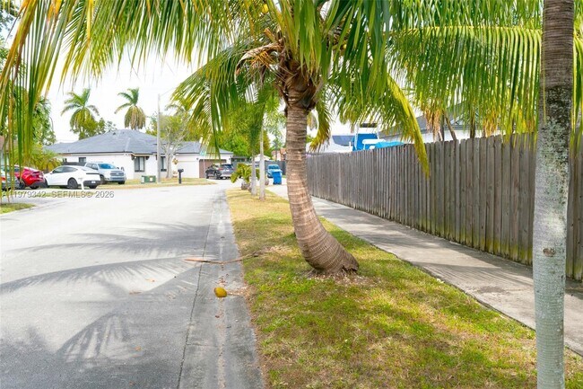 Foto del edificio - 16060 SW 144th Ave