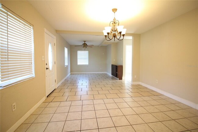Building Photo - 4336 Hedge Dr E