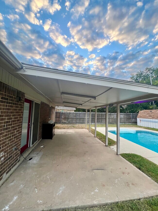 Foto del edificio - 6012 Highcrest Dr