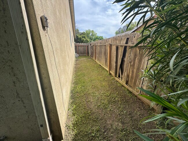 Building Photo - 2521 Casita Dr