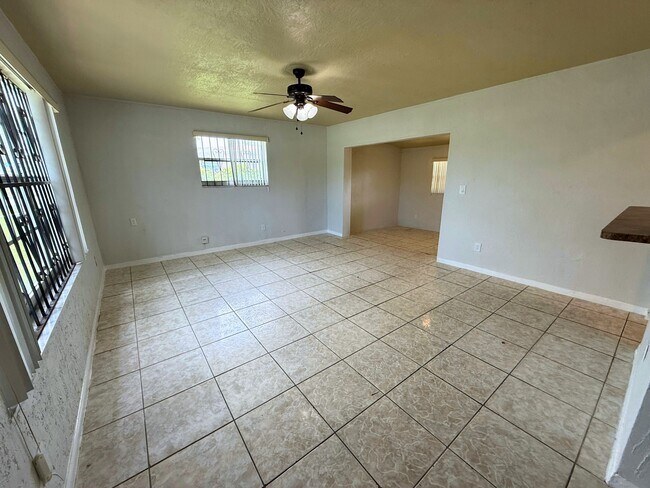 Foto del edificio - 2401 NW 170th St